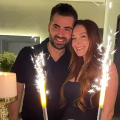 Bader Shammas och Lindsay Lohan firar med stjärnljus och en stor ljuslykta.