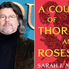 Ron Moore, producent av acotar tv show, bredvid bokom "A Court of Thorns and Roses".