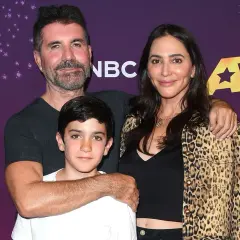 Simon Cowell, Lauren Silverman och deras son Eric poserar glatt framför AGT-logotypen.