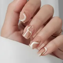 Naglar med en elegant design i beige, vitt och guld. Perfekt naglar inspiration sommar för en sofistikerad look.