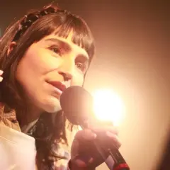 Laleh sjunger med familjen i publiken.