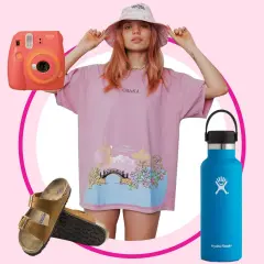 En vsco girl med rosa t-shirt, bucket hat, Instax-kamera, Birkenstocks och en blå Hydro Flask.