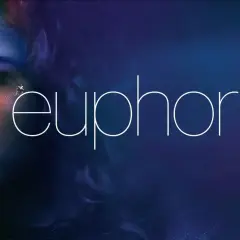 Vilken Euphoria-karaktär är du? En närbild på Rue med glittrande tårar och texten "euphoria" i vitt.