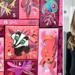 En kvinna står bredvid en Caia kalender med djurmotiv. Kalendern är rosa och har illustrationer av en räv, en grävling och en ekorre.
