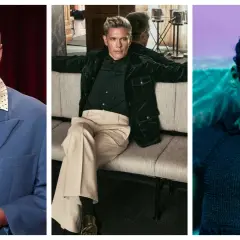 Tre män med edgy stil. En i blå kavaj, en sittande i sammetsjacka och beige byxor, och en med solglasögon i mörkt ljus.