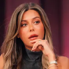 Bianca Ingrosso med sitt blonda hår och sminkade ansikte, en tankfull blick. Hon har en klocka och ringar på sina fingrar.