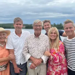 Familjen Wahlgren samlad vid vattnet. Här syns bland annat hans wahlgren barnbarn, glada och leende i sommarvädret.