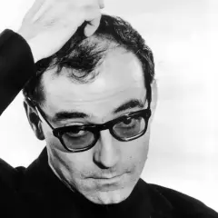 Jean-Luc Godard, en ikonisk filmskapare, med handen i håret. Hans filmer med Jean-Luc Godard är banbrytande.