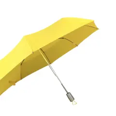 Ett gult paraply, redo att skydda mot regn. Fina paraplyer som dessa lyser upp en grå dag.