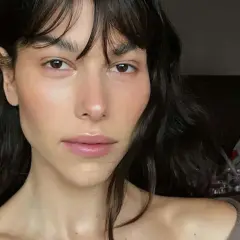 Helena Vestergaard med mörkt hår och lugg, med en naturlig makeup som framhäver hennes drag.