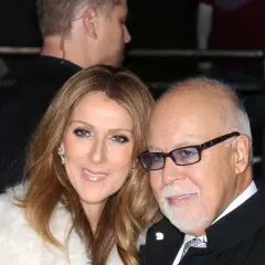 Celine Dion och en man med glasögon, en del av en säkerhetsvakt syns i bakgrunden.