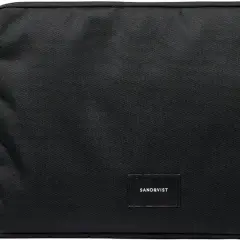 Svart Sandqvist datorfodral i slitstarkt material med diskret logotyp och dragkedja. Perfekt för att skydda din laptop.