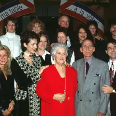 Céline Dion med familjen. En stor grupp människor, inklusive flera kvinnor och män, poserar för ett foto.
