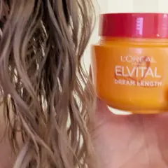 En hand håller en burk L'Oréal Elvital Dream Length. En hemmakur för torrt hår som behöver räddas.