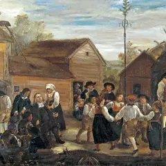 Midsommarfirande med dans kring majstången, musik och glada människor. En fest som visar midsommar betydelse för gemenskap och tradition.