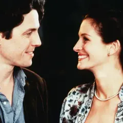Hugh Grant och Julia Roberts ler mot varandra i en klassisk scen från en av deras mest älskade romantiska komedier.