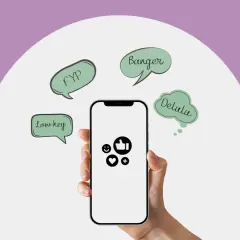 En hand håller en mobil med ikoner. Runt mobilen finns pratbubblor med moderna slangord som "FYP", "Banger", "Delulu" och "Low key".