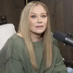 Christina Applegate, som kämpar mot MS, sitter framför en mikrofon och ser in i kameran.