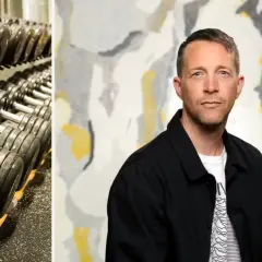 En man med en blick som antyder "looksmaxxing meaning" står framför en abstrakt tavla. Till vänster syns en hylla med hantlar.