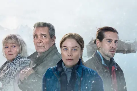 Fyra personer i snöklädd miljö, en norsk kriminalserie. En kvinna i förgrunden, en äldre kvinna och man bakom, samt en man med hästsvans till höger.