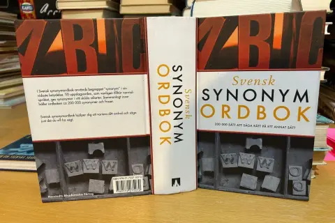 Svensk synonymordbok, en skattkista för ordval. Hitta ett nytt sätt att säga samma sak, som en synonym.
