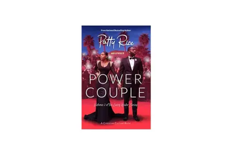 Ett elegant power couple håller varandra i handen framför Hollywood-skylten. Boken "Power Couple" av Patty Rice.