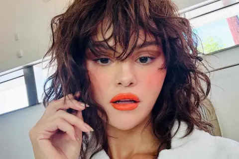 Selena Gomez med sin nya butterfly cut, orange läppar och rosiga kinder.