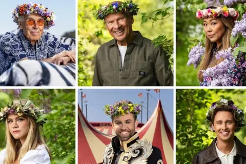 Sex personer med blomsterkransar på huvudet. En härlig sommarbild som får en att vilja lyssna på gamla sommarpratare.