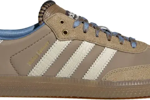Adidas Samba Wales Bonner i brun mocka med ljusblå snören och vita detaljer.