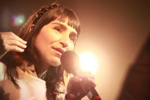 Laleh sjunger med familjen i publiken.
