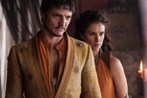 Pedro Pascal i Ellaria Sand i en scen från en av hans filmer.