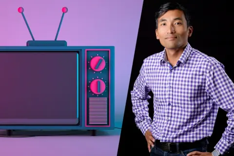 En man i lila rutig skjorta står bredvid en retro-TV, redo för binge watching.