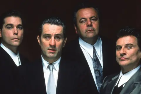 Fyra män i kostym, inklusive Robert De Niro, poserar för en filmbild.