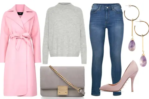 En outfit of the day: ljusrosa kappa, grå stickad tröja, jeans, grå väska, rosa klackskor och örhängen med ametist.