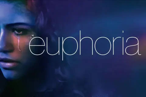 Vilken Euphoria-karaktär är du? En närbild på Rue med glittrande tårar och texten "euphoria" i vitt.