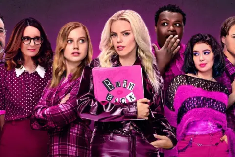En grupp skådespelare poserar i rosa kläder, en hyllning till en "mean girls reunion". En kvinna håller i en rosa "Burn Book".