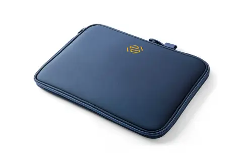 Mörkblått datorfodral i skinn med gul logotyp. Perfekt för att skydda din laptop.