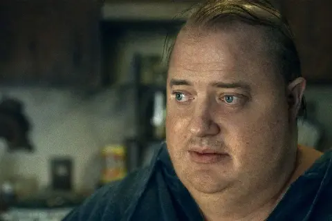 Brendan Fraser, känd från filmer som "The Mummy", i en närbild. Hans blå ögon och ansiktsuttryck antyder en känslosam scen.