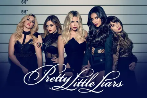 Här är rollistan i Pretty Little Liars, fem unga kvinnor i svarta kläder, poserar framför en bakgrund med längdmätare.