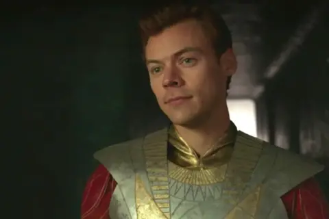 Harry Styles i sin Eros-dräkt från filmen Eternals. En av de filmer med Harry Styles som fansen älskar.