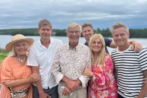 Familjen Wahlgren samlad vid vattnet. Här syns bland annat hans wahlgren barnbarn, glada och leende i sommarvädret.
