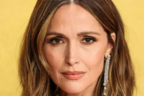 Närbild på Rose Byrne med sina bruna ögon och blonda hår. Hon är känd för sina roller i många filmer med Rose Byrne.