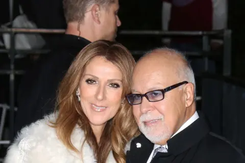 Celine Dion och en man med glasögon, en del av en säkerhetsvakt syns i bakgrunden.