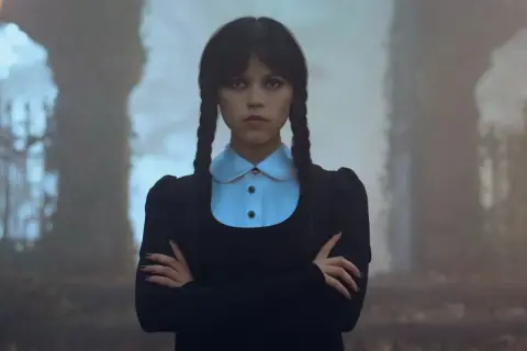 Wednesday Addams, med sina karaktäristiska flätor och mörka blick, ser ut att förbereda sig för säsong 2.