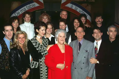 Céline Dion med familjen. En stor grupp människor, inklusive flera kvinnor och män, poserar för ett foto.