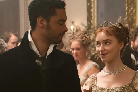 Daphne Bridgerton och Hertigen av Hastings möts under en bal. En scen från rollistan i familjen Bridgerton.