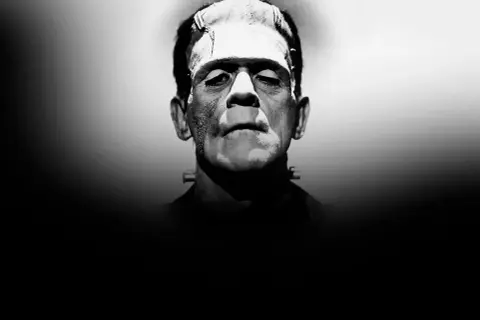 Frankensteins monster film: Boris Karloffs ikoniska ansikte, med ärr och skruvar, blickar sorgset framåt.