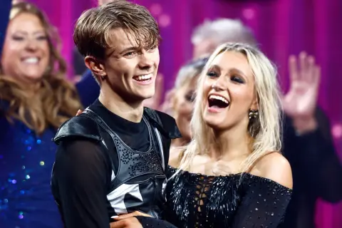 Glada vinnare av Let's Dance 2023, med jublande publik i bakgrunden.