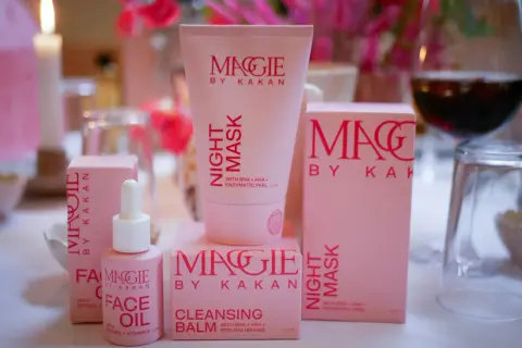 Magisk kväll med Maggie by Kakan. Hudvårdsprodukter i rosa förpackningar, nattmask, ansiktsolja och rengöring.