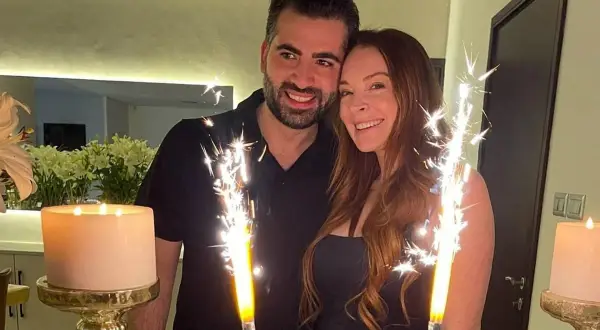 Bader Shammas och Lindsay Lohan firar med stjärnljus och en stor ljuslykta.